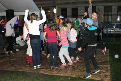 Hexenfeuer, Tanz & Gesang – Begeisterte MAF-BesucherInnen trotz Regenguss